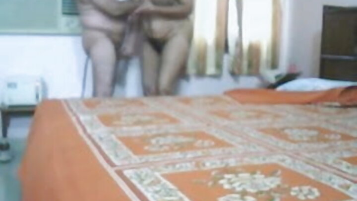 Uma loira gostosa é transada na buceta por um jovem
