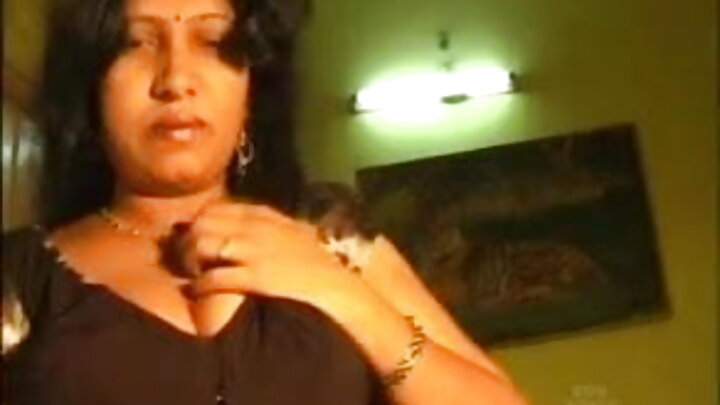 Sexo russo onde um cara com um bundão transa com uma garota jovem