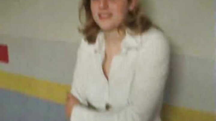 Uma loira peituda trai o marido com um cara enorme