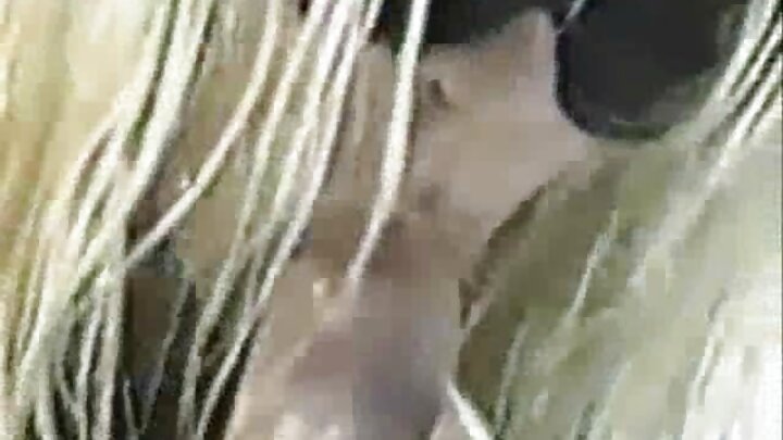 Pornô a três onde um homem não sabe que está transando com mulheres diferentes