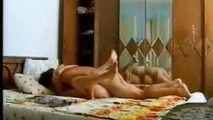 Uma mulher gostosa paga pelo trabalho com seu corpo curvilíneo