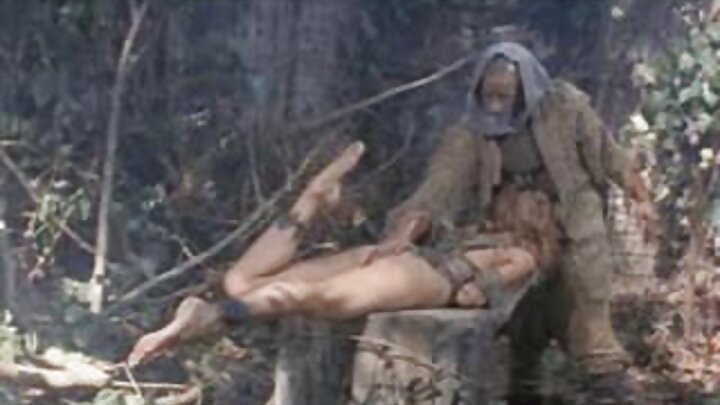 Uma modelo russa transa com um homem experiente na frente da câmera