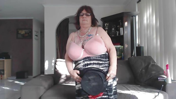 Uma mulata gostosa transando com todo mundo