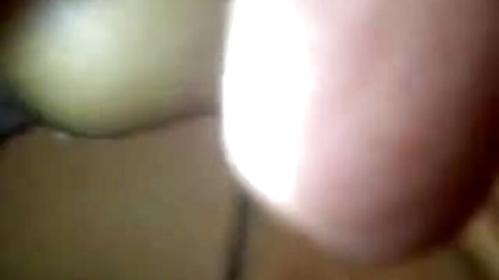 Uma linda garota goza com o pau de um negro