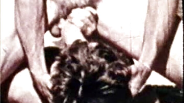 Um cara com um pau enorme transa com uma beldade bonitinha