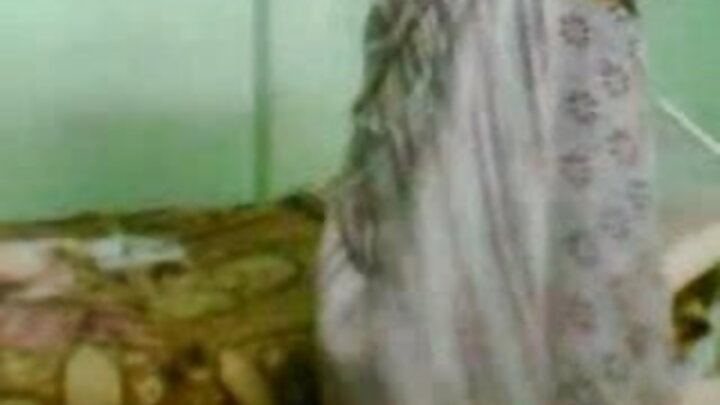 Uma loira deslumbrante monta um pau preto enorme