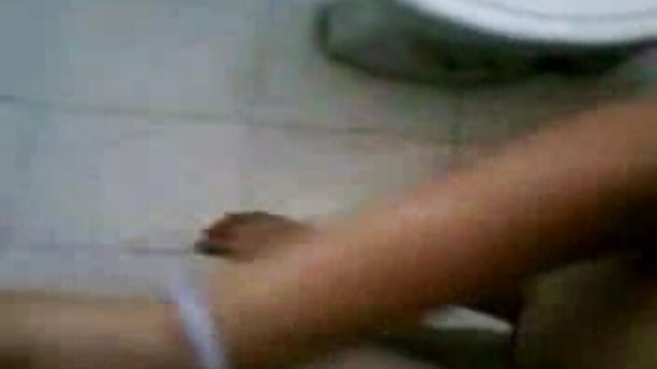 Gatas apetitosas quicam vigorosamente no pau duro de um amigo
