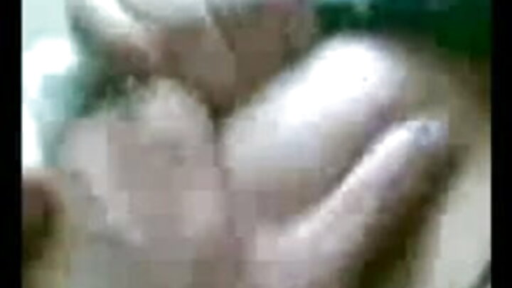 Um fotógrafo transa com a buceta de uma loira sexy