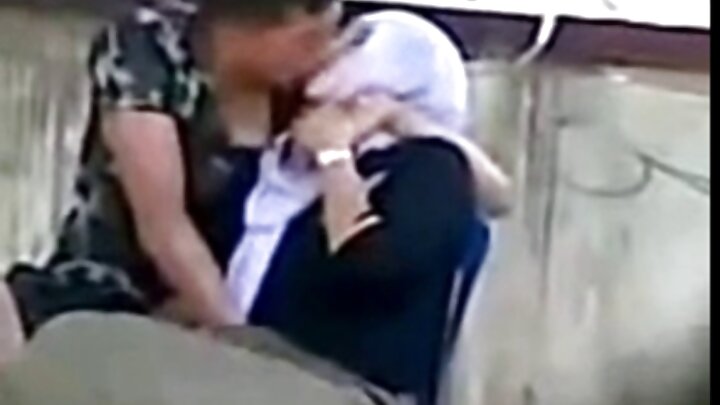 A magrinha Demi Hawkes trai o namorado com um negro bem dotado