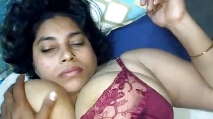 Um estudante transa com força com uma professora madura na mesa