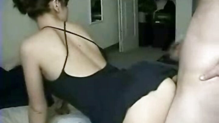 Uma ucraniana curte sexo vaginal na cama.