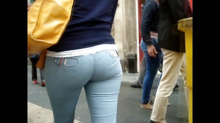 Um cara barbudo transou com força com uma garota magra e fofa