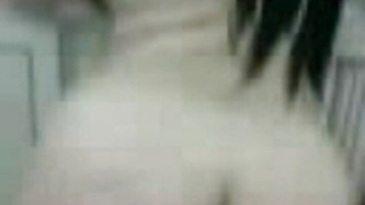 Pornô russo onde um cara transa com a meia-irmã.