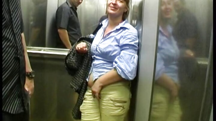 Um cara goza na garganta de uma garota russa