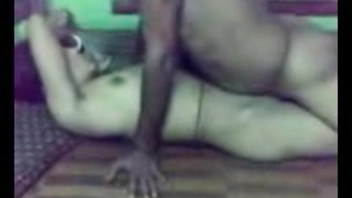 Amigos fazem sexo a três com uma jovem russa linda