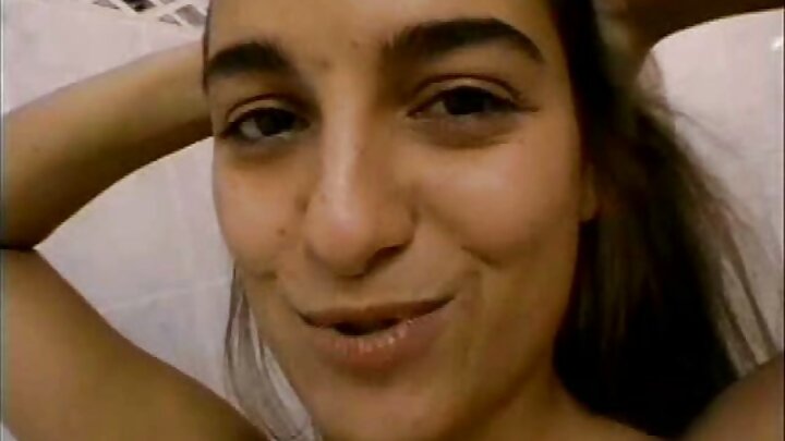 Uma ruiva linda adora sexo matinal delicado