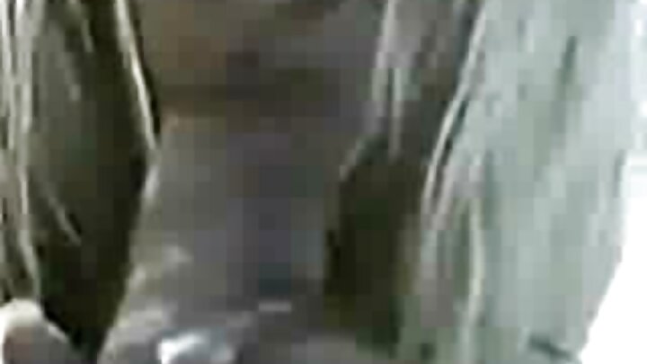 Gostosa se prepara para sexo anal