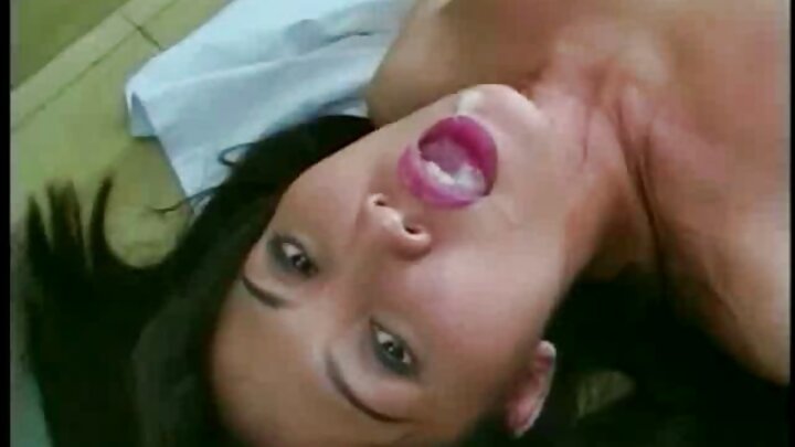 A morena Adria Rae é fodida no cu pelo seu amante