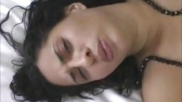 A loira Dakota Lynn monta no pau de um cara negro grande
