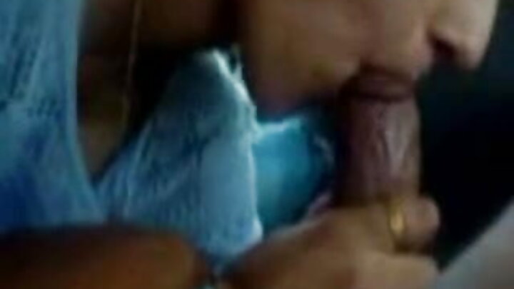 Um homem e uma mulher transam em um home theater