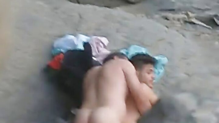 Um homem negro fode apaixonadamente uma morena gostosa