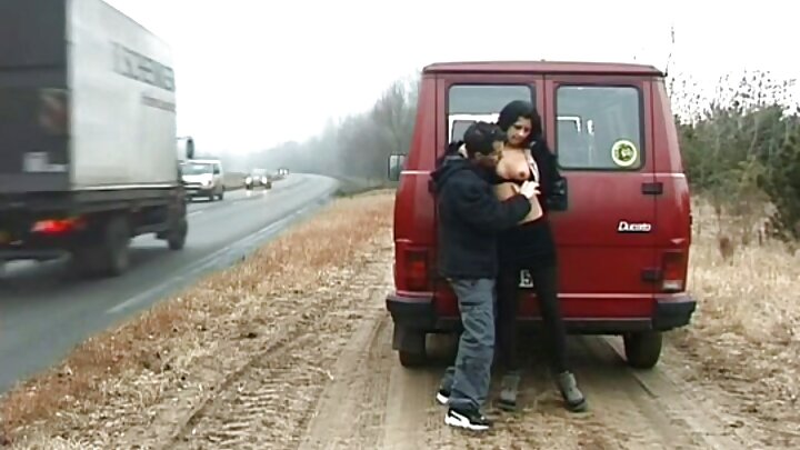 A ruiva Siren Milano transa com dois homens ao mesmo tempo